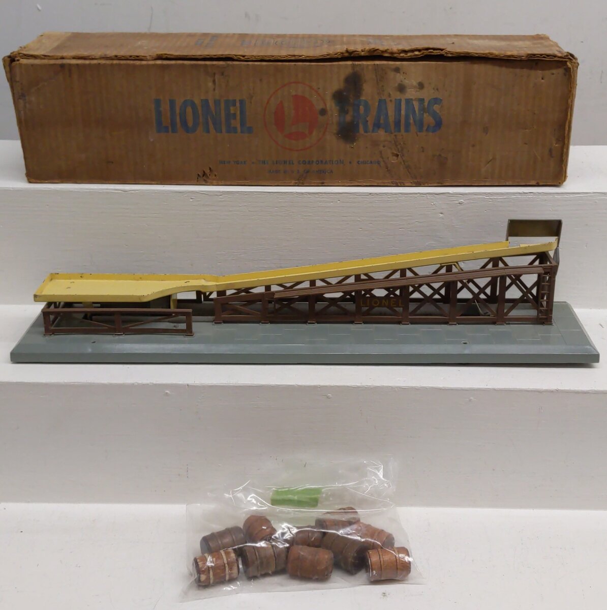 Lionel 362 Vintage O Operating Barrel Loader Ramp/Box