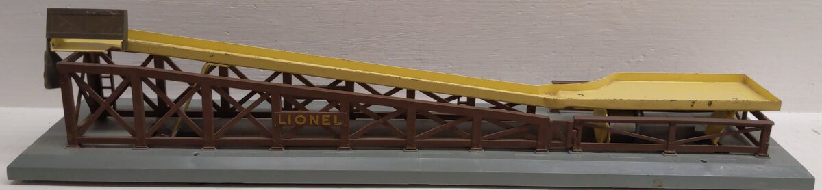 Lionel 362 Vintage O Operating Barrel Loader Ramp/Box