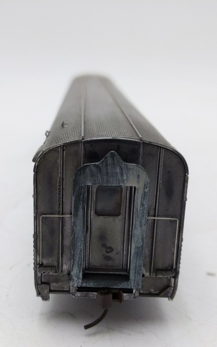 Walthers 932-6301 HO Scale Amtrak Phase 1 85' Budd 46-Seat Coach Car Weathered LN/Box