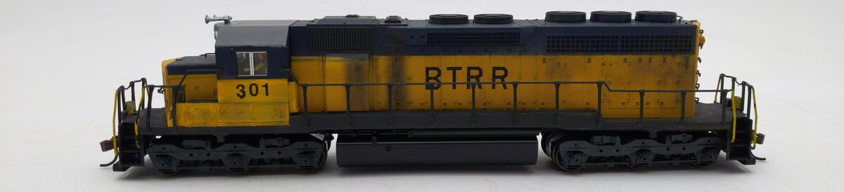Kato  HO BTRR EMD SD40 Diesel Locomotive #301 -Weathered