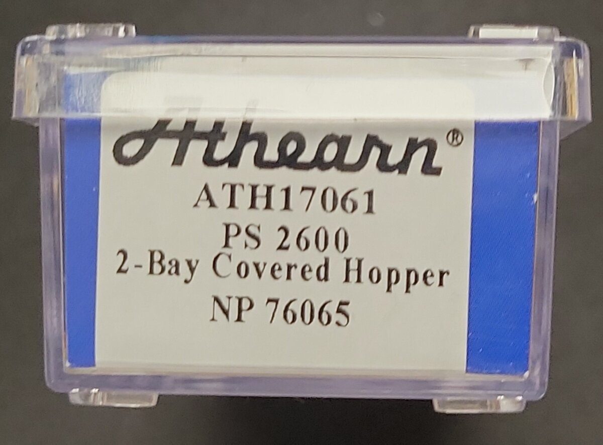 Athearn 17061 N Northern Pacific PS-2 2600 Covered Hopper #76065