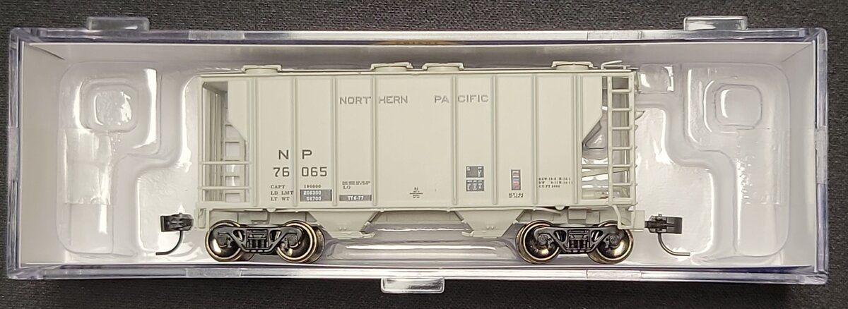 Athearn 17061 N Northern Pacific PS-2 2600 Covered Hopper #76065