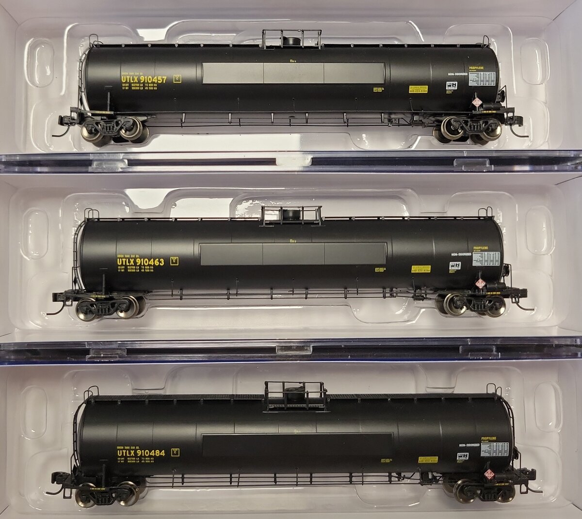 Athearn 3574 N UTLX 33,900-Gallon LPG Tank/Flat #2 (Set of 3)