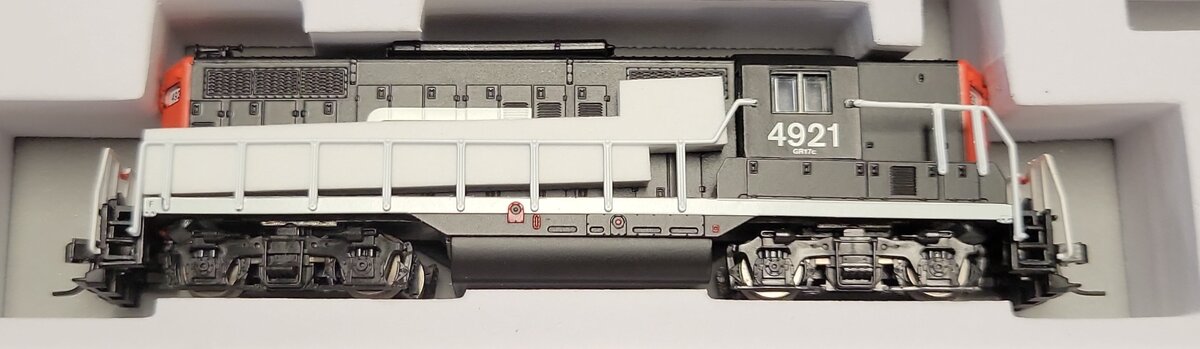 Atlas 40005356 N Grand Trunk Silver GP-9 Torpedo Tube Diesel Locomotive #4921