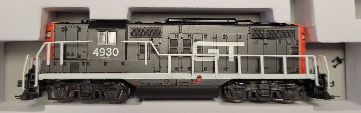 Atlas 40005357 N Grand Trunk Silver GP-9 Torpedo Tube Diesel Locomotive #4930