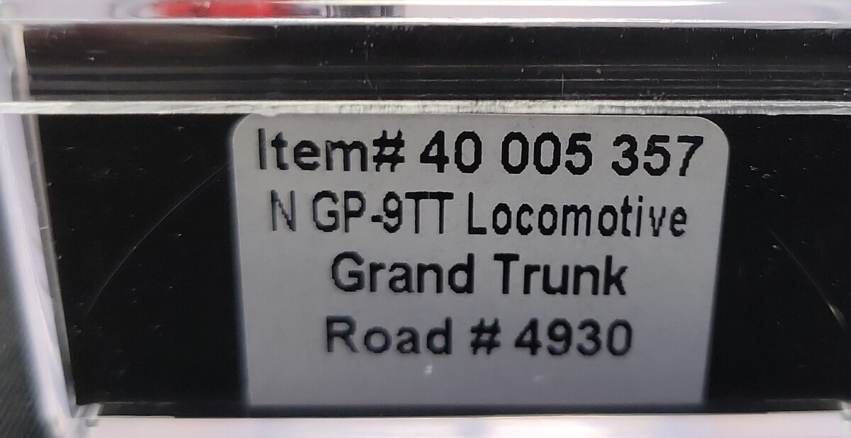Atlas 40005357 N Grand Trunk Silver GP-9 Torpedo Tube Diesel Locomotive #4930 EX/Box