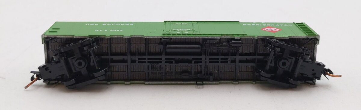Micro-Trains 05200030 N REA 52' 2" Riveted Steel Plug Door Express Reefer #4083 NIB