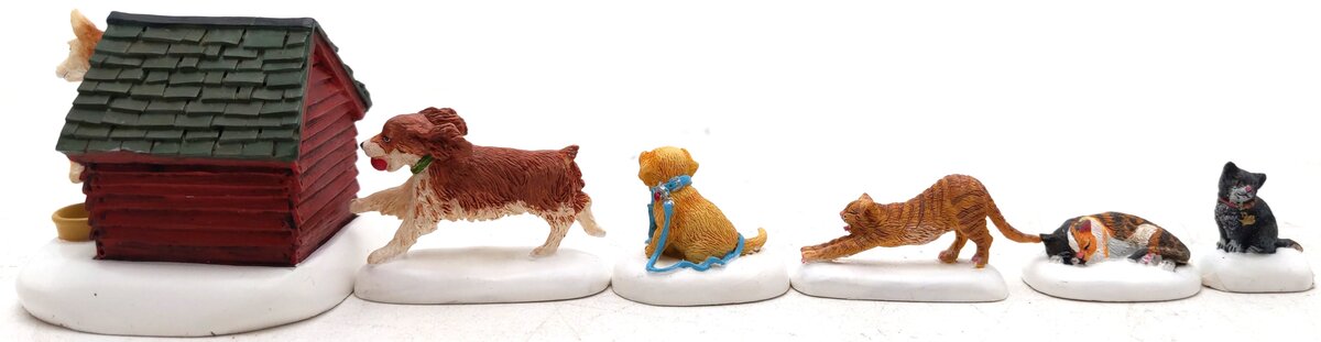 Dept 56 56.52828 Village Accessories Cats and Dogs LN/Box