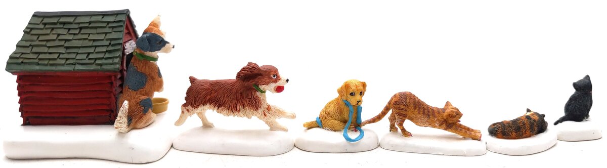 Dept 56 56.52828 Village Accessories Cats and Dogs LN/Box