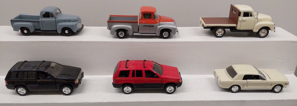 Assorted 1:24 Scale Diecast Cars [6] VG