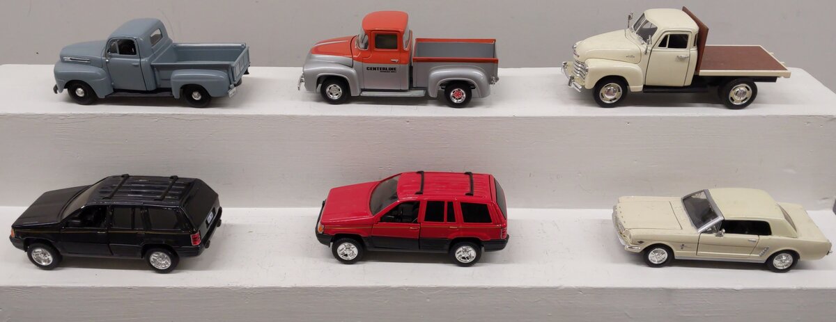 Assorted 1:24 Scale Diecast Cars [6] VG