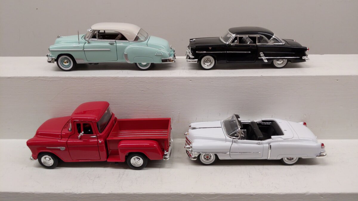 Welly & Other Diecast 1:24 Scale Assorted Diecast Vehicles [4] EX