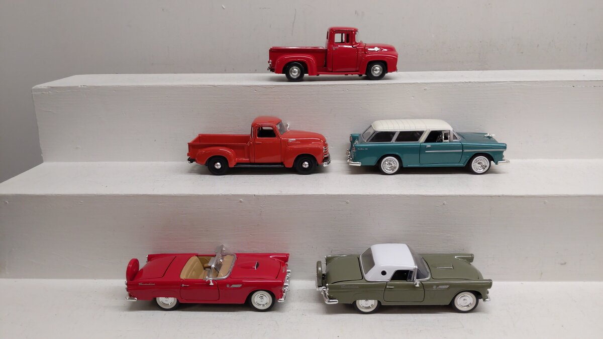Motor Max & Other 1:24 Assorted Vehicles [5] EX