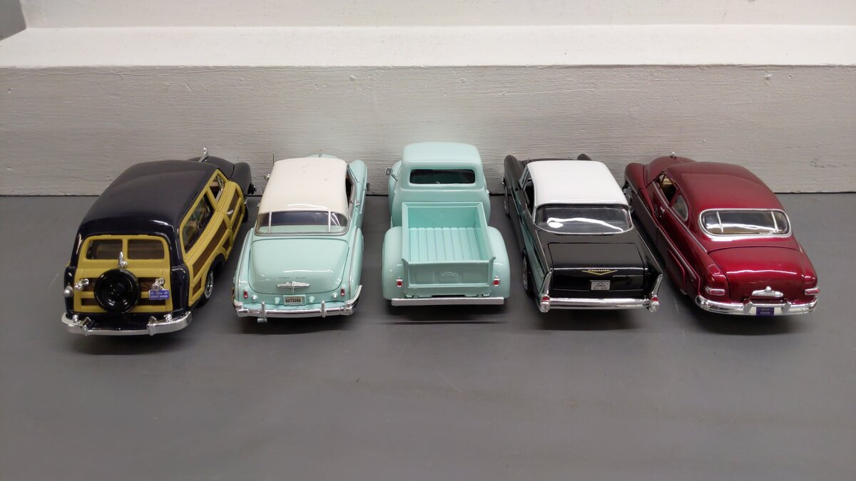 Motor Max & Other 1:24 Assorted Vehicles [5] EX