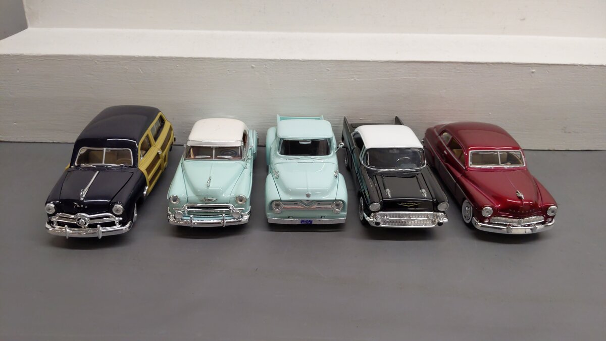 Motor Max & Other 1:24 Assorted Vehicles [5] EX