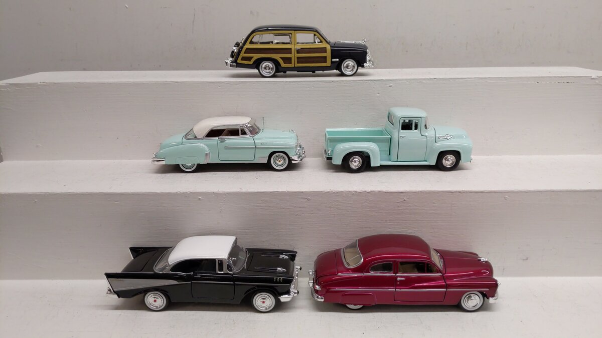 Motor Max & Other 1:24 Assorted Vehicles [5] EX