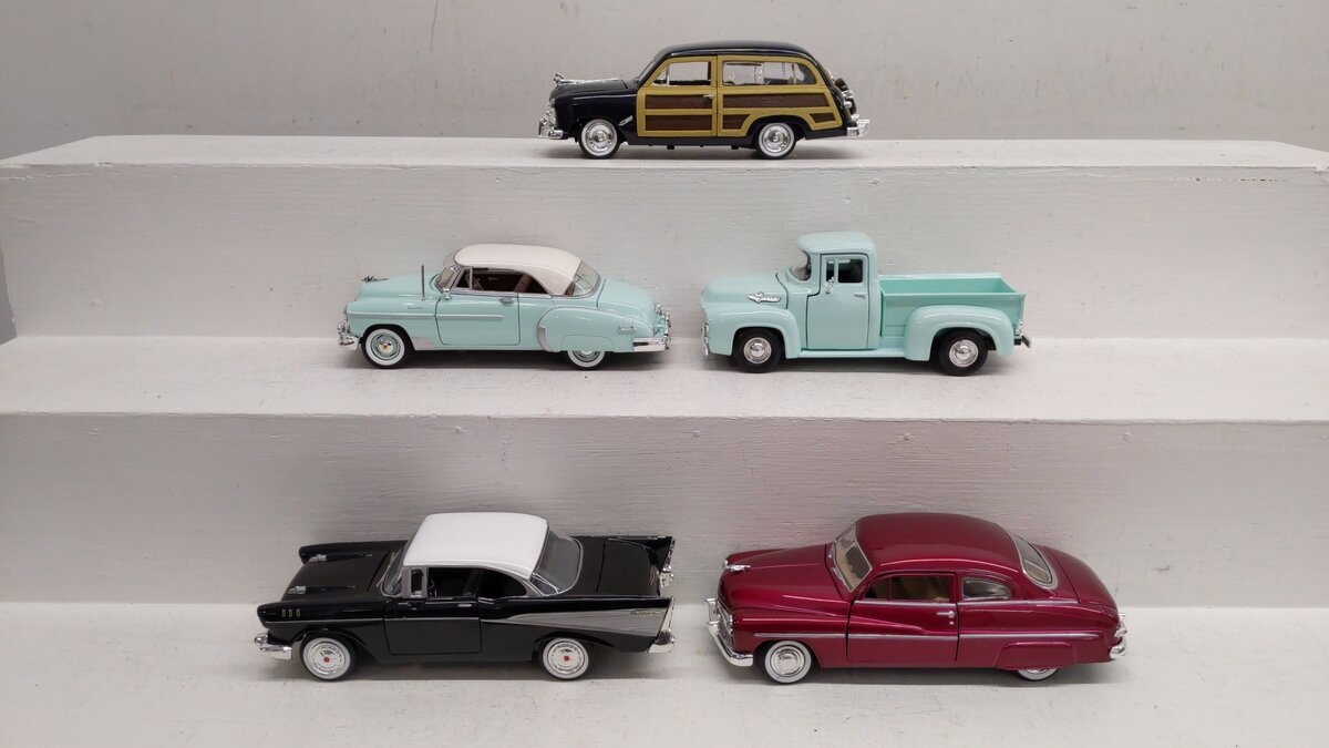 Motor Max & Other 1:24 Assorted Vehicles [5] EX