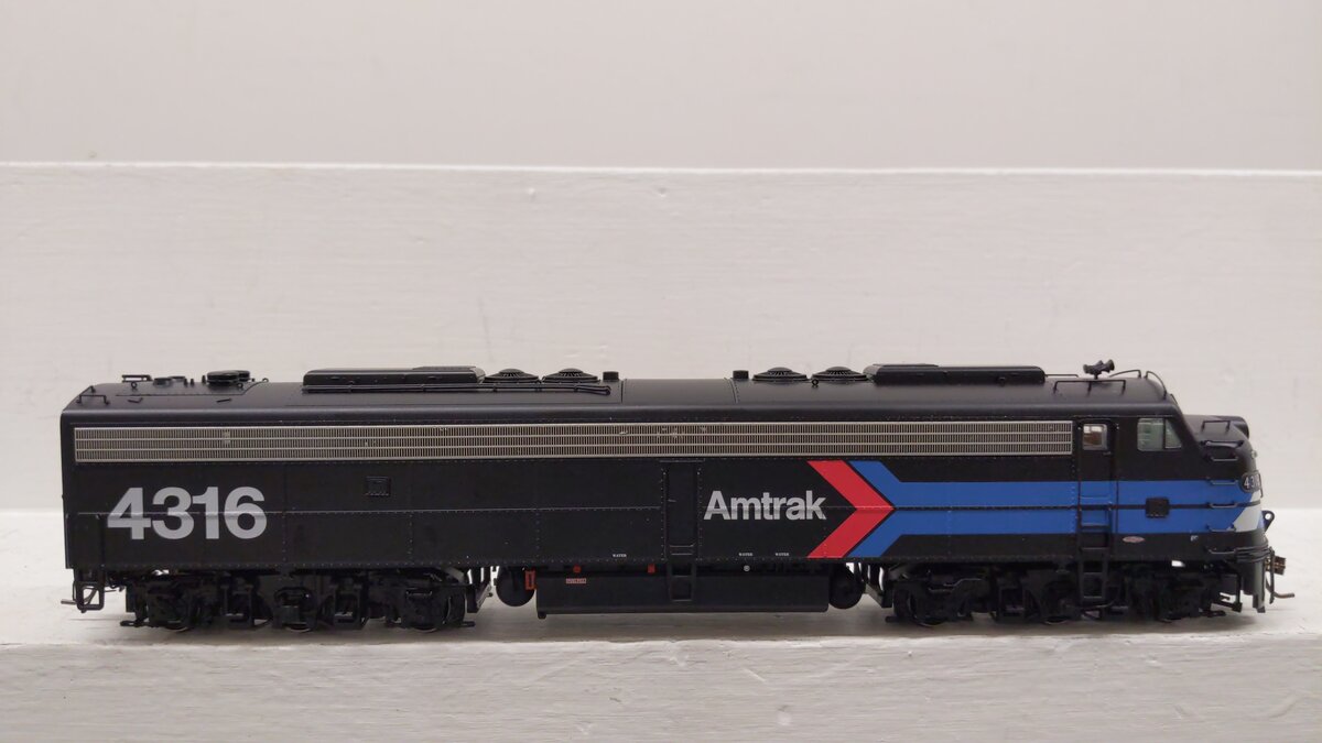 Rapido Trains 028599 HO Amtrak EMD E8A Diesel Locomotive Sound/DC/DCC #4316 EX/Box
