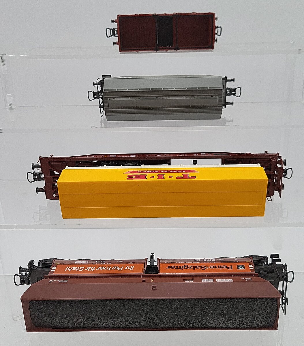 Roco HO Scale Freight Car Assortment: 46391, 46250, 46362, 44314C [4] EX/Box