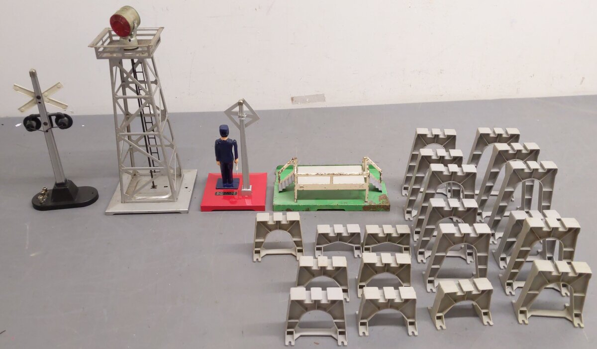 Lionel Vintage O Gauge Accessories #110,154,1045,3462P,494 [5] VG