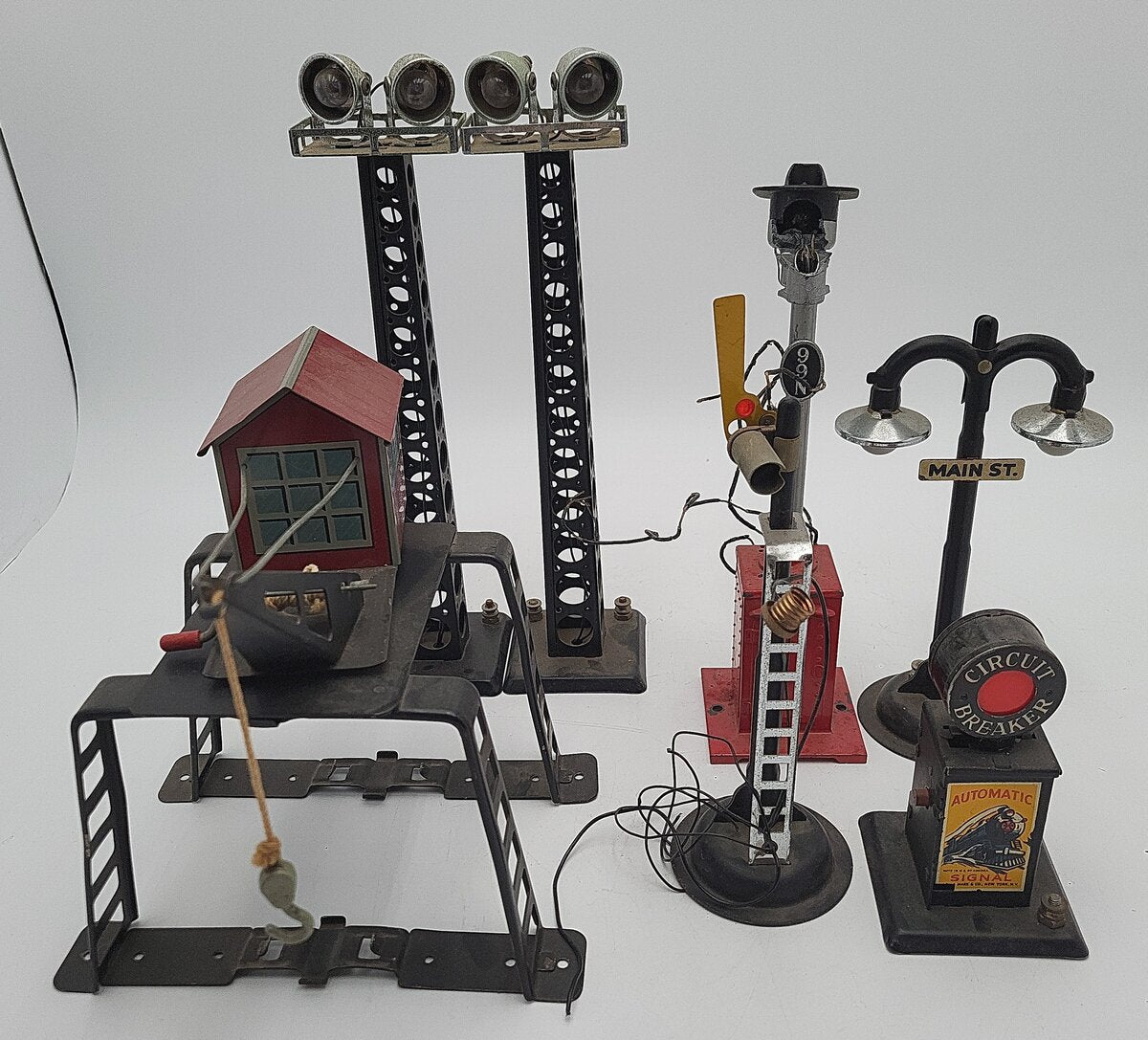 Assorted Marx & Lionel Accessories [7]