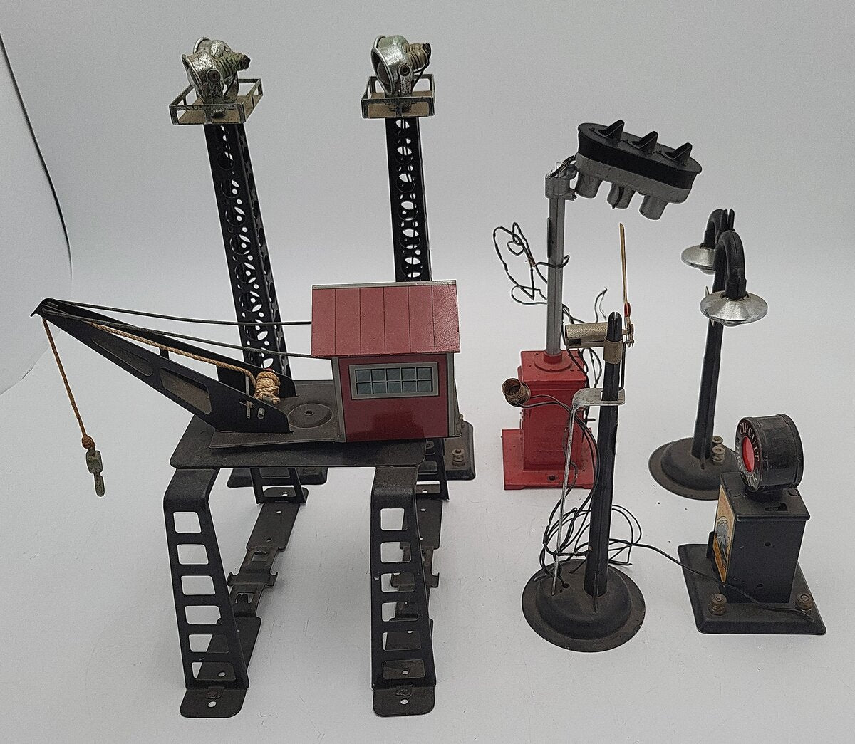 Assorted Marx & Lionel Accessories [7]
