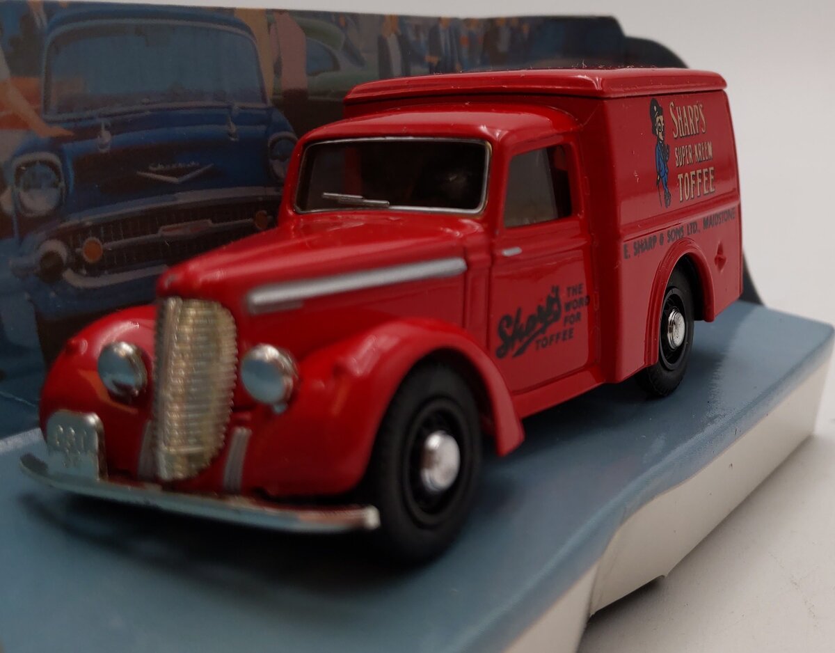 Matchbox The Dinky Collection DY-8 1:43 Scale 1948 Commer 8 CWT Van LN/Box