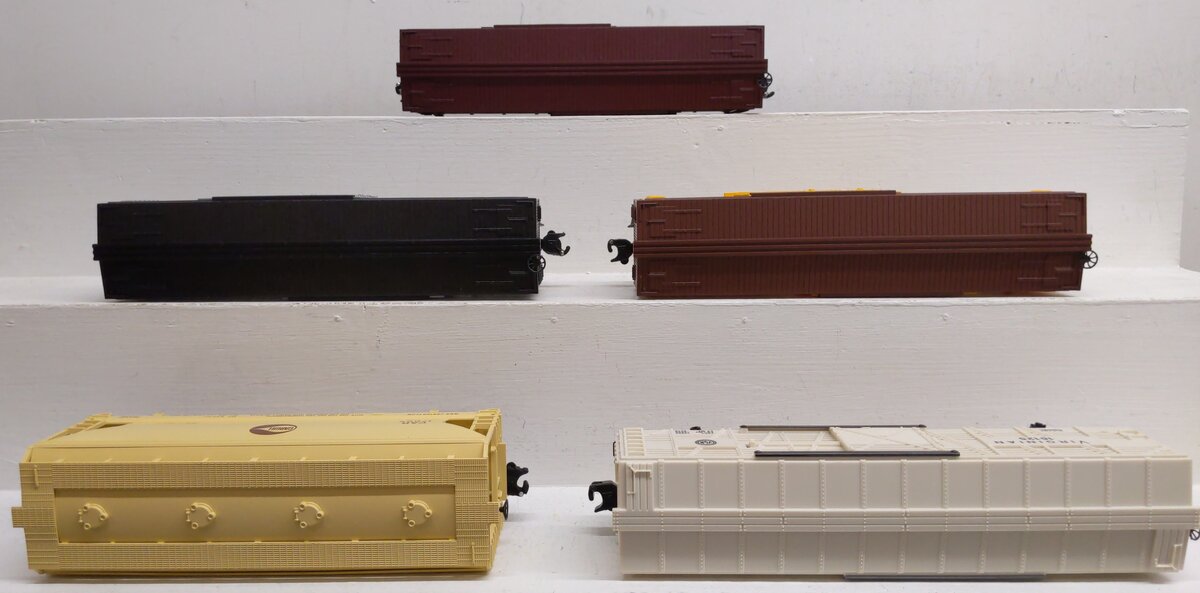 Lionel O Assorted Freight Cars 6-17005, 6-16125, 6-5716, 6-5713 6-5731 [5] EX/Box