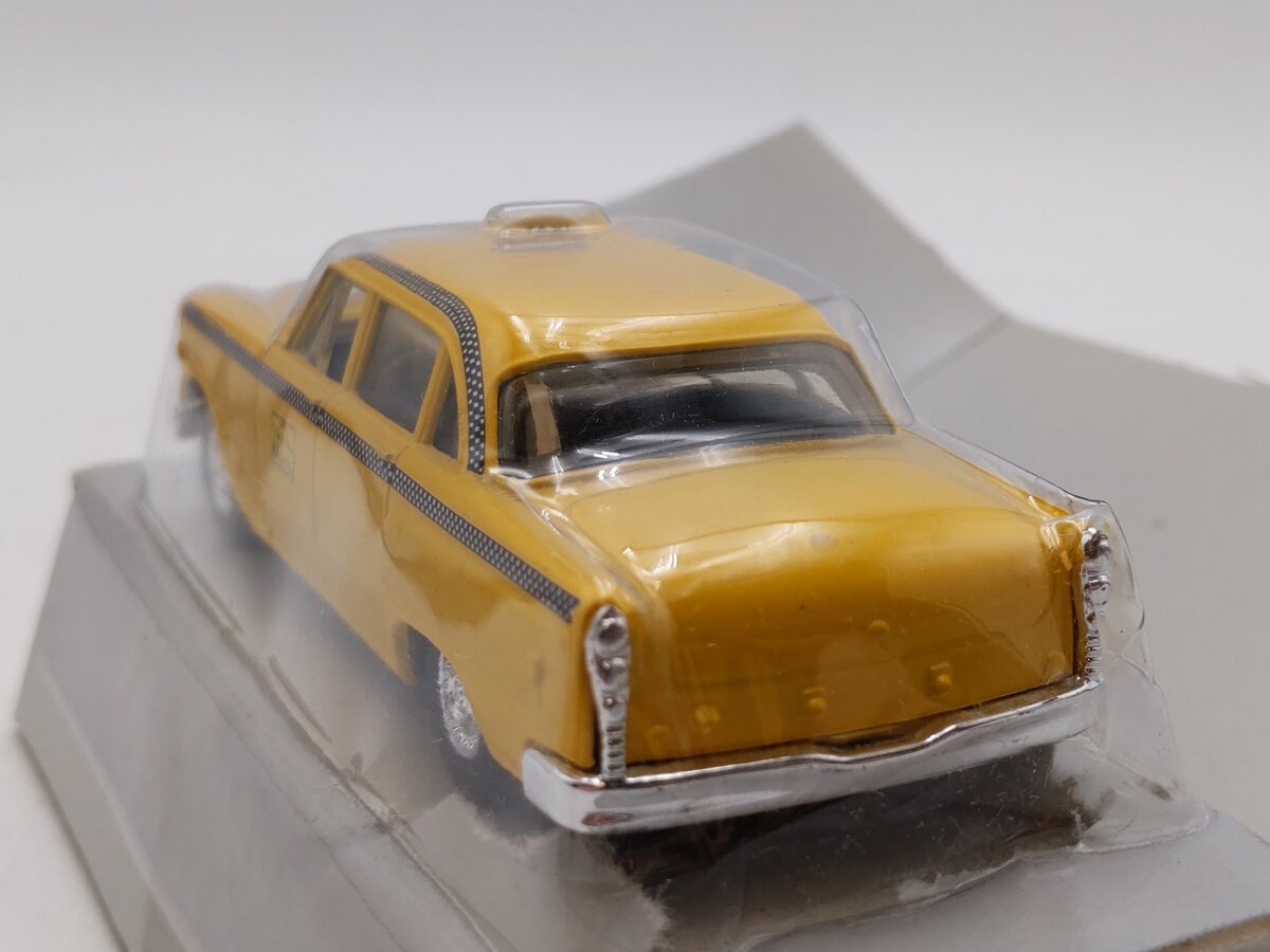Ertl 2587 1:43 Scale Die Cast Vintage Vehicles Yellow 1959 Checker Cab (No Logo) LN/Box