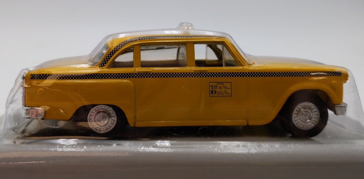 Ertl 2587 1:43 Scale Die Cast Vintage Vehicles Yellow 1959 Checker Cab (No Logo) LN/Box