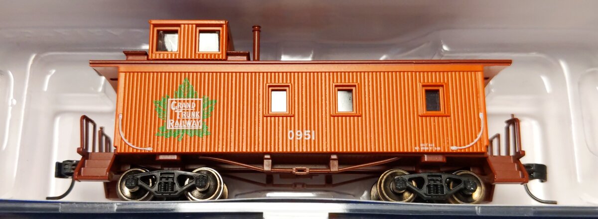 Athearn 12086 N Grand Trunk Western 30' 3-Window Caboose #0951 LN/Box