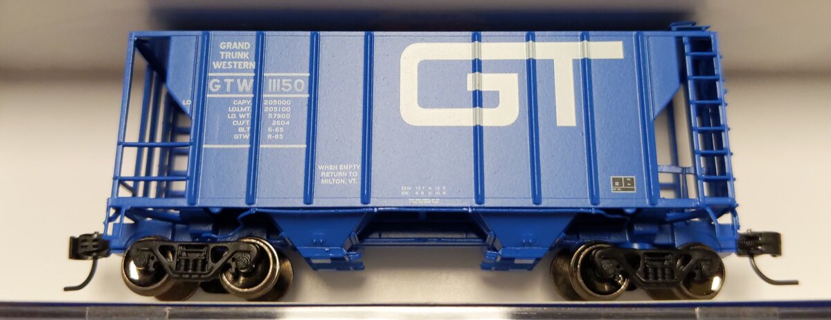 Athearn 17057 N Grand Trunk Western PS-2 2600 Covered Hopper #111150  LN/Box