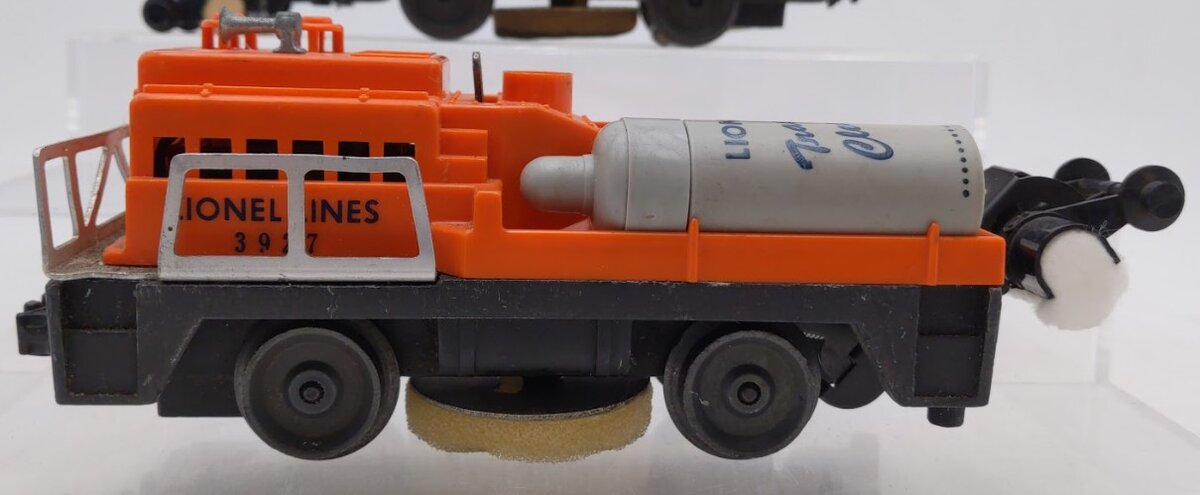 Lionel 3927 Vintage O Gauge Postwar Motorized Track Cleaner Cars [2] VG