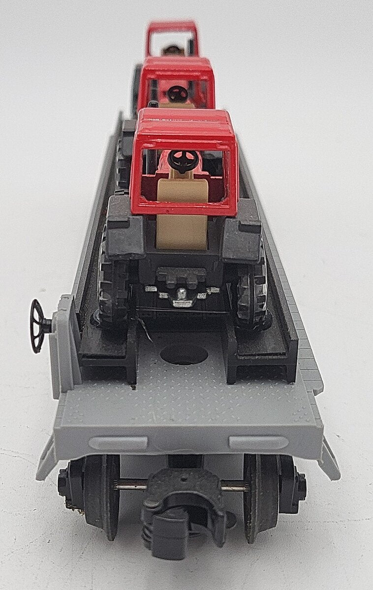 Lionel 6-16907 O Gauge Flatcar with 3 Farm Tractors EX