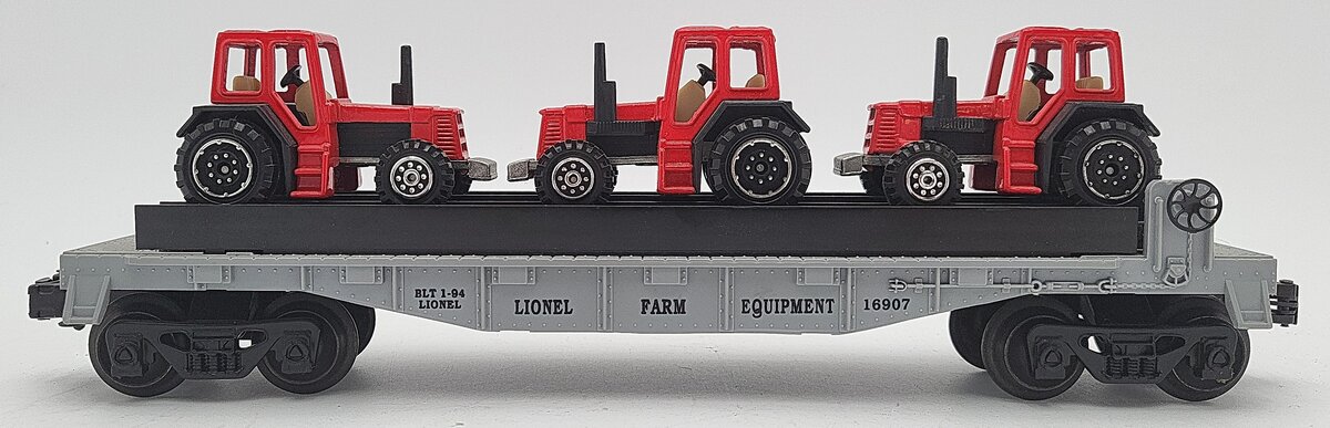 Lionel 6-16907 O Gauge Flatcar with 3 Farm Tractors EX