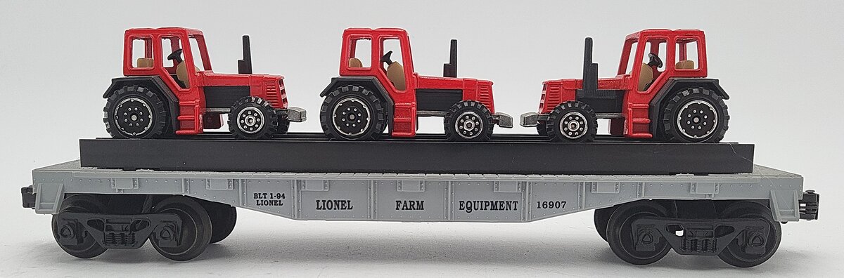 Lionel 6-16907 O Gauge Flatcar with 3 Farm Tractors EX