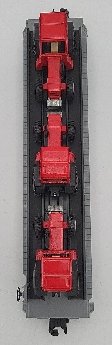 Lionel 6-16907 O Gauge Flatcar with 3 Farm Tractors EX