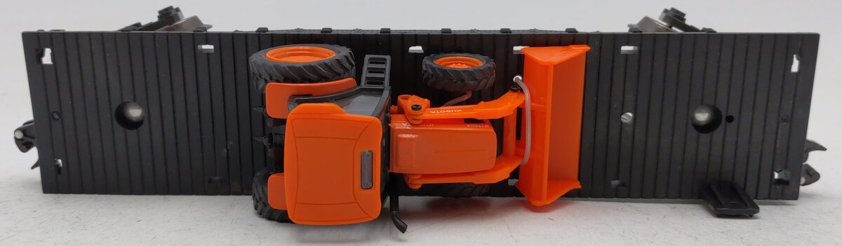 Menards 279-3186 O Gauge Chicago&North Western Flatcar with Kubota Tractor #6871 EX/Box