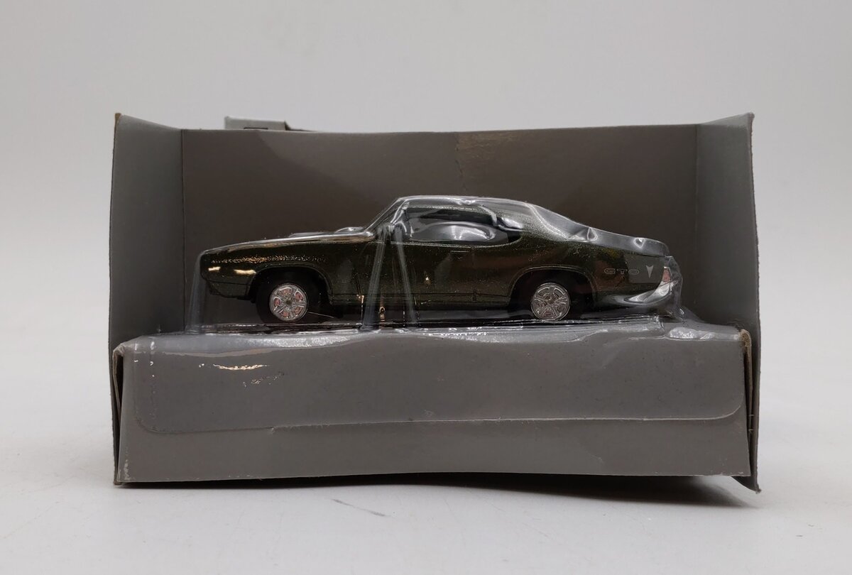 Ertl 2589 1:43 Die Cast Vintage Vehicles Army Green 1968 Pontiac GTO EX/Box