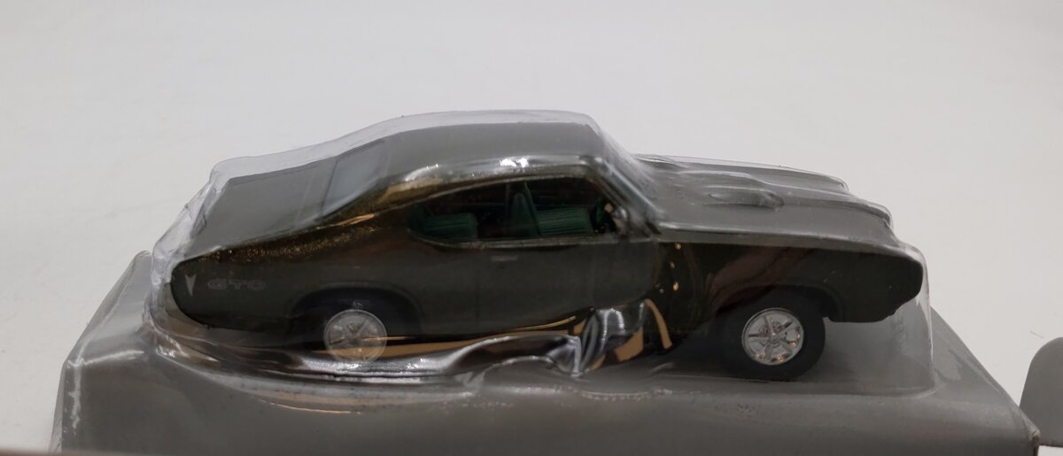 Ertl 2589 1:43 Die Cast Vintage Vehicles Army Green 1968 Pontiac GTO EX/Box