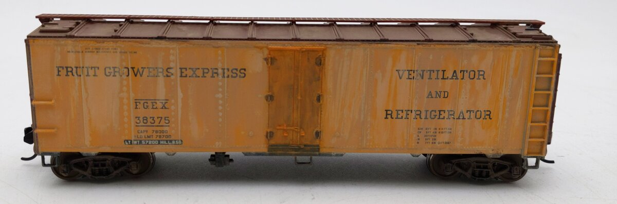Walthers 910-41409 HO FGEX 40' Steel RTR Reefer with Dreadnaught Ends Weathered EX/Box