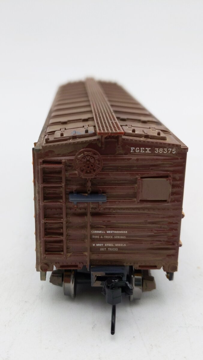 Walthers 910-41409 HO FGEX 40' Steel RTR Reefer with Dreadnaught Ends Weathered EX/Box