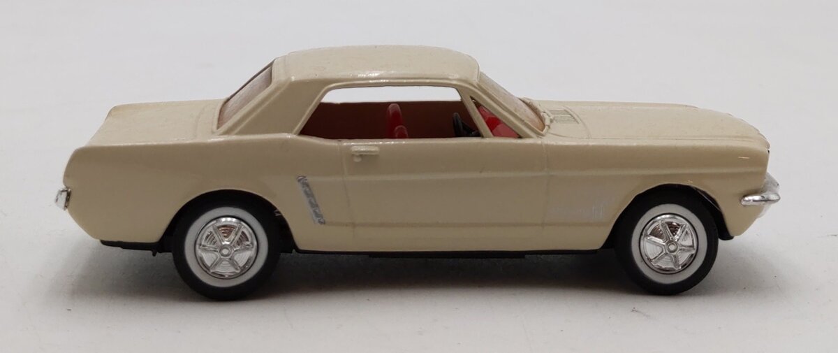Ertl 2586 1:43 Die Cast Vintage Vehicles Beige 1964 1/2 Ford Mustang EX/Box
