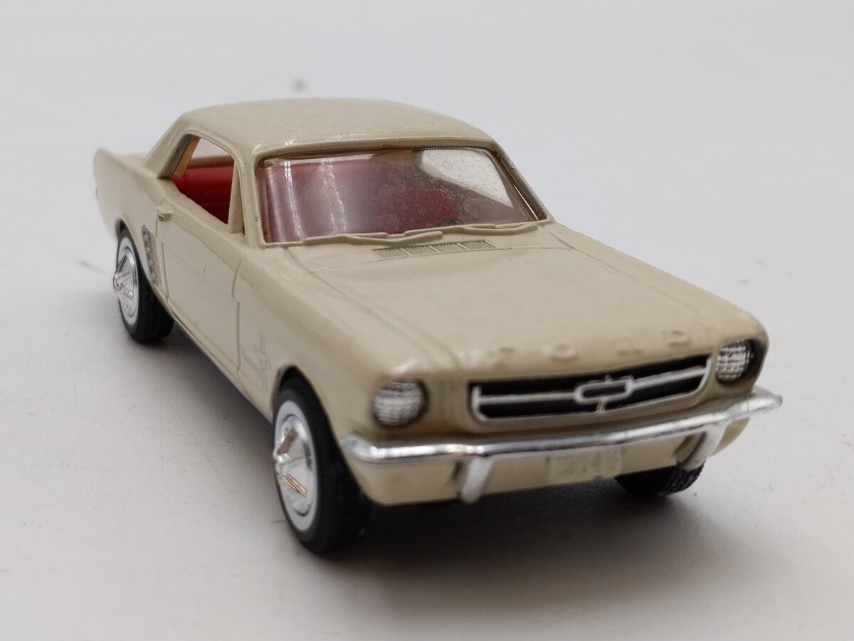 Ertl 2586 1:43 Die Cast Vintage Vehicles Beige 1964 1/2 Ford Mustang EX/Box
