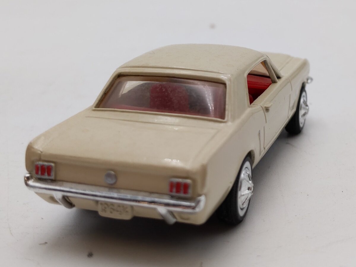 Ertl 2586 1:43 Die Cast Vintage Vehicles Beige 1964 1/2 Ford Mustang EX/Box