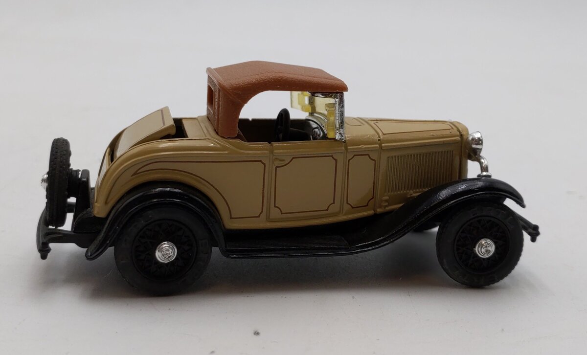 Ertl 2501 1:43 Scale Die-Cast Metal 1932 Ford Roadster Car EX/Box