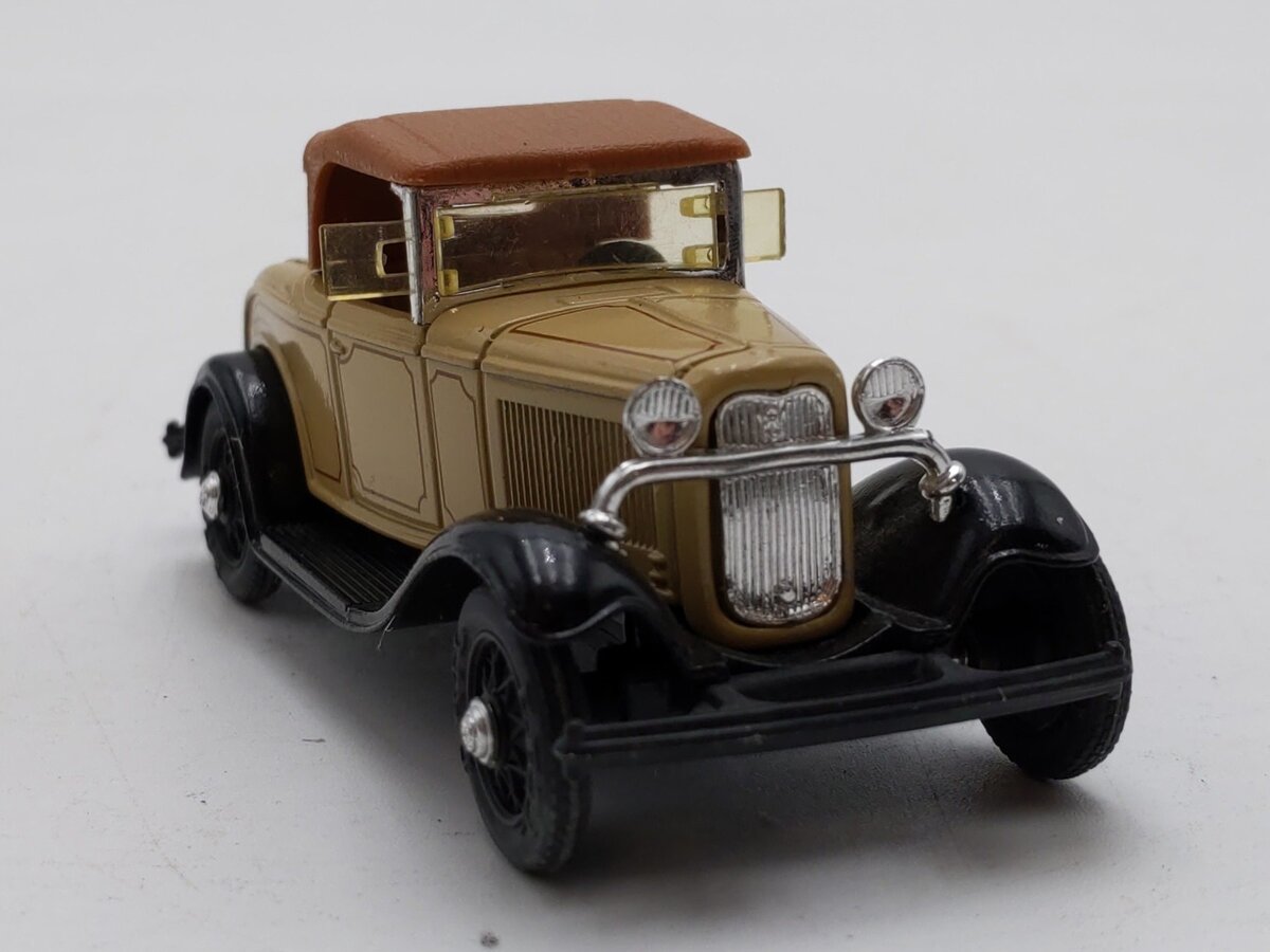 Ertl 2501 1:43 Scale Die-Cast Metal 1932 Ford Roadster Car EX/Box