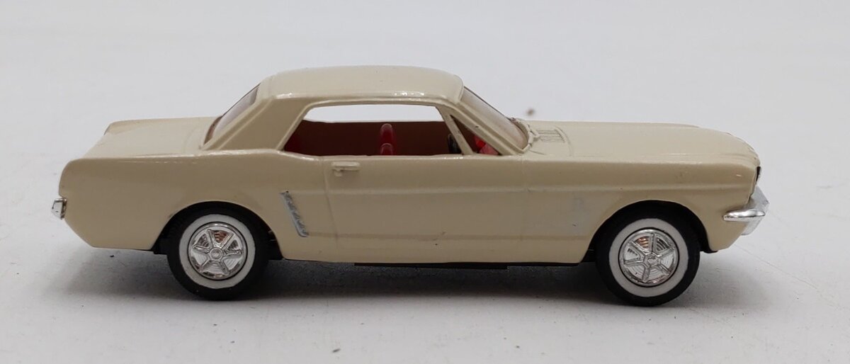 Ertl 2586 1:43 Die Cast Vintage Vehicles Beige 1964 1/2 Ford Mustang EX/Box