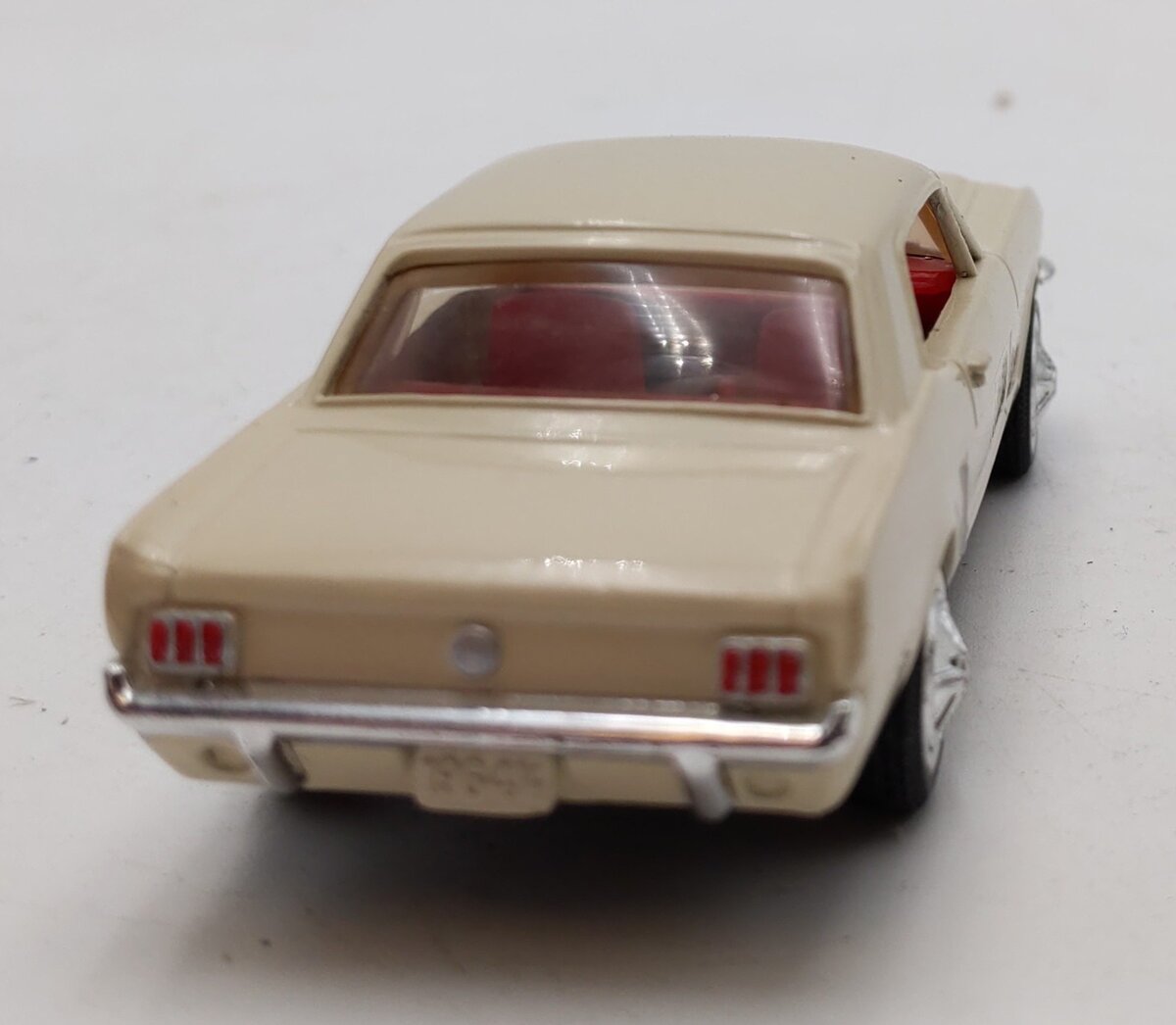 Ertl 2586 1:43 Die Cast Vintage Vehicles Beige 1964 1/2 Ford Mustang EX/Box