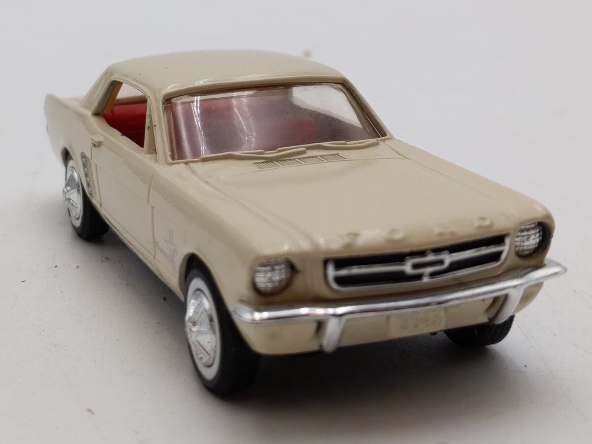 Ertl 2586 1:43 Die Cast Vintage Vehicles Beige 1964 1/2 Ford Mustang EX/Box